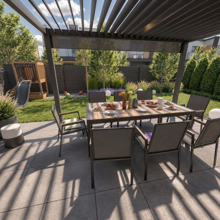 Nowoczesna pergola tarasowa z dużym stołem i krzesłami w ogrodzie przy szeregowcu w Rzeszowie, otoczona